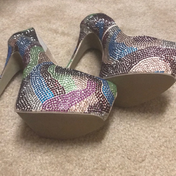Never worn platform pumps - Picture 4 of 4